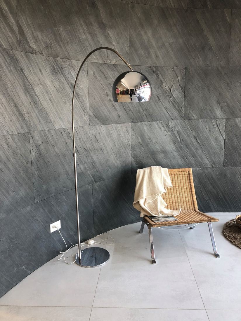 Pared curva revestida con placas símil piedra flexibles