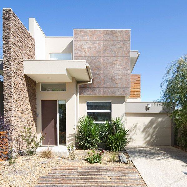 Fachada de vivienda con placas símil piedra en gran formato